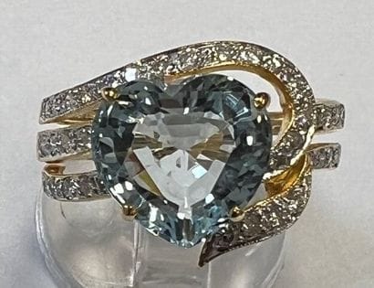 Bague en or jaune 750°/.(18K) 5g50 sertie...