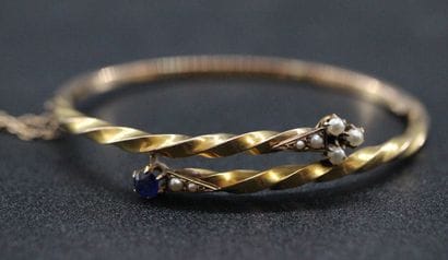 Bracelet en or jaune orné de perles et pierre...