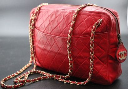 CHANEL- Sac porté épaule en cuir agneau matelassé...