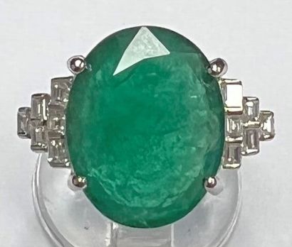 Very nice ring in white gold 750°/.(18K)...