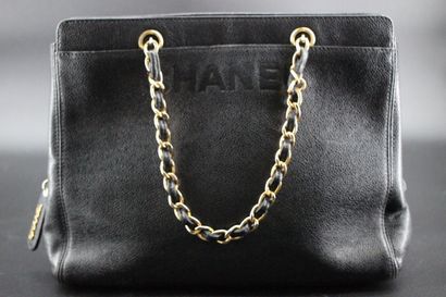 CHANEL- Sac à main en cuir noir grainé, marqué...