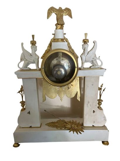 Pendule portique en biscuit et bronze doré...