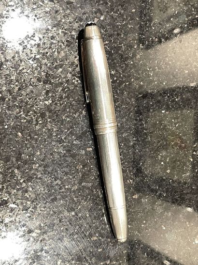 MONTBLANC- Stylo plume en argent, grand modèle,...