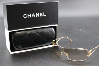 CHANEL- Paire de lunettes de soleil, etui...