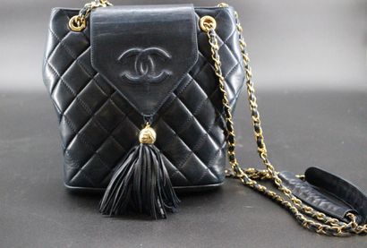 CHANEL- Sac en cuir matelassé bleu fermoir...