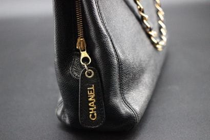 CHANEL- Sac à main en cuir noir grainé, marqué...