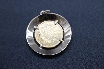 Pendentif en or jaune orné d'un 20F or Napoléon...