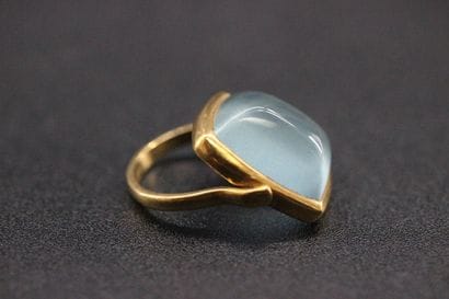 Bague en or jaune ornée d'une pierre bleue,...