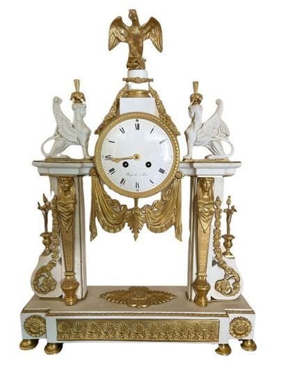Pendule portique en biscuit et bronze doré...