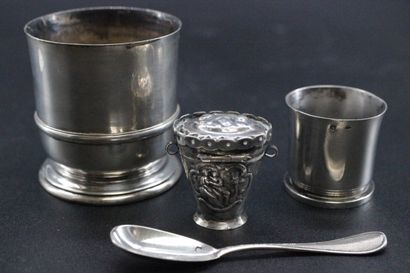 Petit lot en argent comprenant une timbale,...