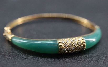 Rigid bracelet in yellow gold with green...