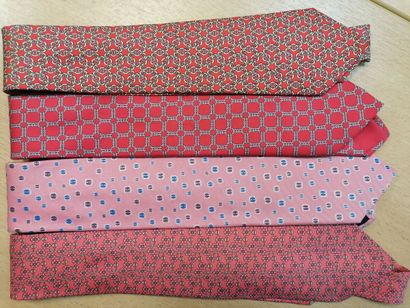 HERMES- Lot de 4 cravates en soie dans les...