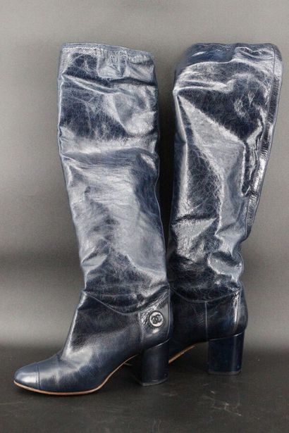CHANEL- Paire de bottes en cuir bleu. Taille...
