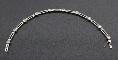 White gold bracelet with 10 diamonds. PB...