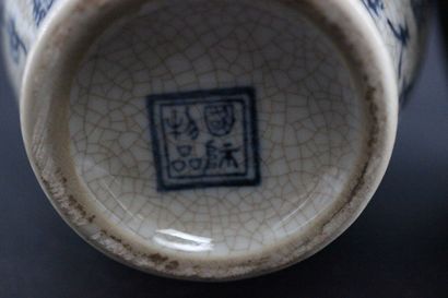CHINE- Paire de vases en faïence craquelée....