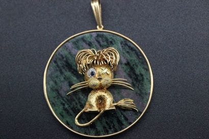 Yellow gold pendant forming a green hard...
