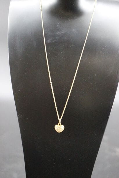 Yellow gold chain and pendant decorated with...