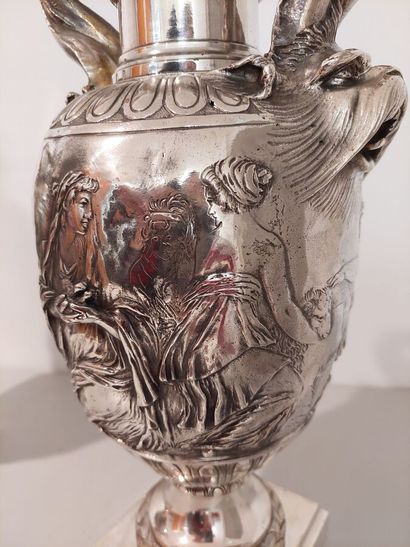 Paire de vases en bronze argenté à décor...