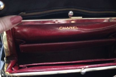 CHANEL- Sac porté épaule en cuir noir matelassé...
