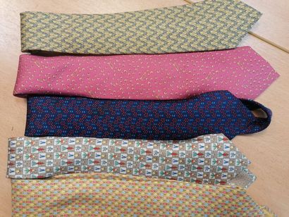 HERMES- Lot de 5 cravates en soie dont motifs...
