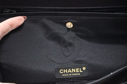 CHANEL- Sac de soirée 2.55 en satin noir...