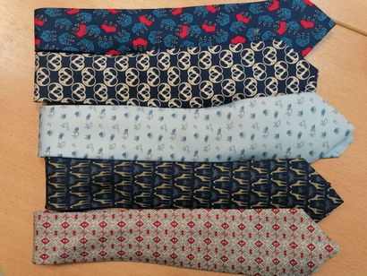 HERMES- Lot de 5 cravates en soie dont motifs...