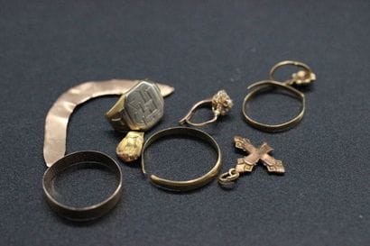 Débris en or jaune 14K et 18K. 10,23 grs