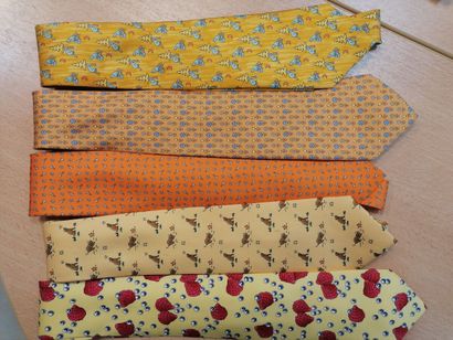 HERMES- Lot de 5 cravates en soie sur fonds...