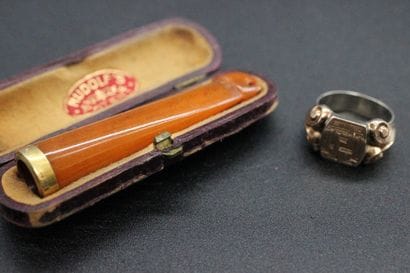Ensemble d'une bague en or jaune et argent...