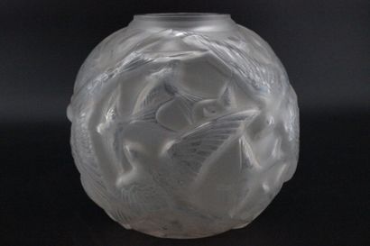 Dans le goût de Lalique- Vase boule à décor...