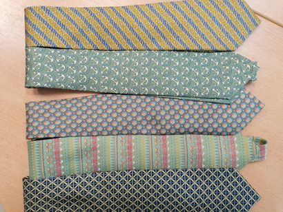 HERMES- Lot de 5 cravates en soie dans les...