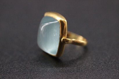 Bague en or jaune ornée d'une pierre bleue,...