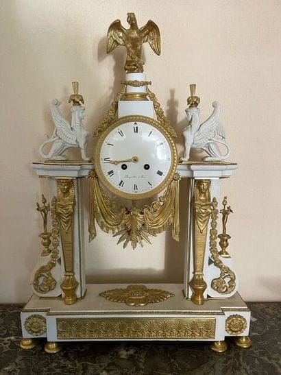 Pendule portique en biscuit et bronze doré...