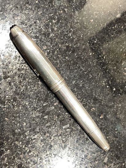 MONTBLANC- Stylo plume en argent, grand modèle,...