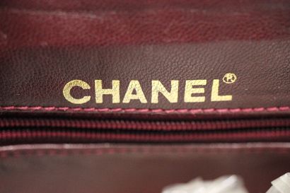 CHANEL- Sac en cuir matelassé bleu fermoir...