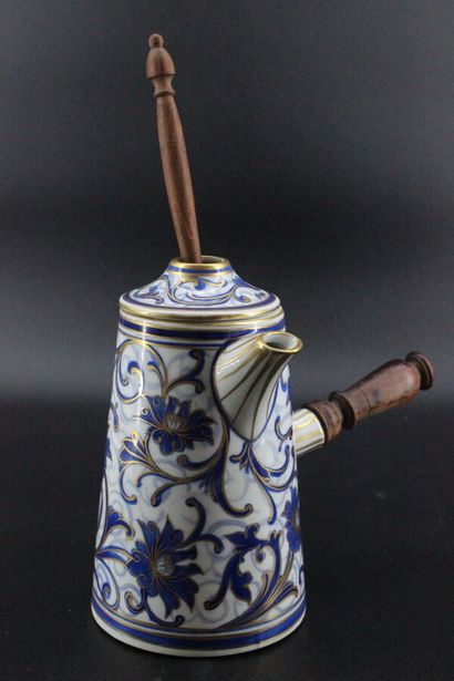 Chocolatière en porcelaine décor de rinceaux...