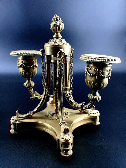 Paire de bougeoirs en bronze à 2 bras de...