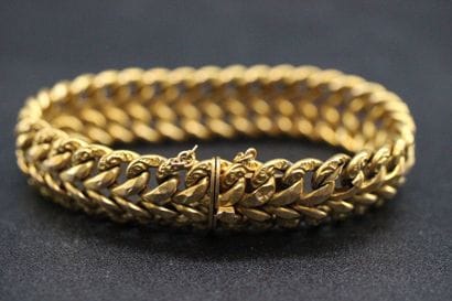Bracelet en or jaune à mailles épis. 15 grs...