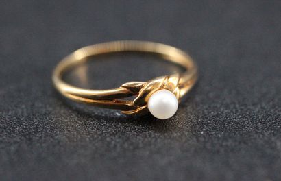 Bague en or jaune ornée d'une perle. PB:...