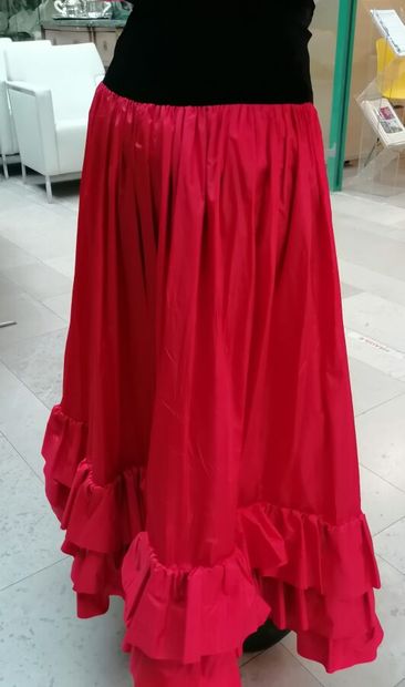 YVES ST LAURENT- Jupe en soie rouge, taille...