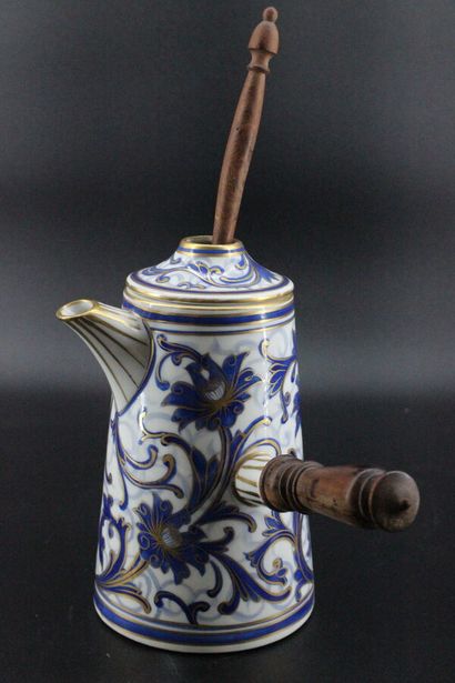 Chocolatière en porcelaine décor de rinceaux...