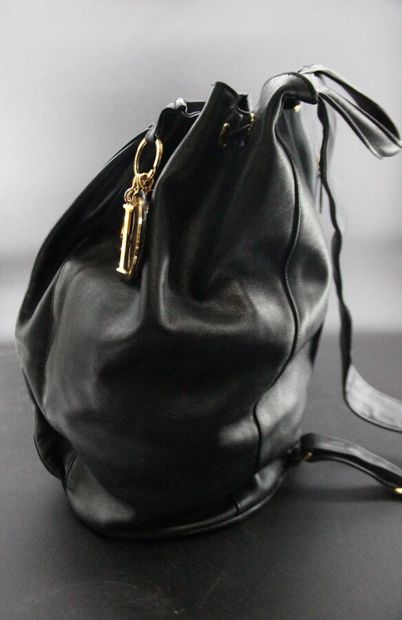 DIOR- Sac à dos en cuir noir, tâches sur...