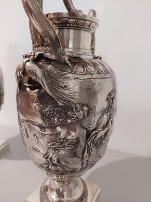 Paire de vases en bronze argenté à décor...
