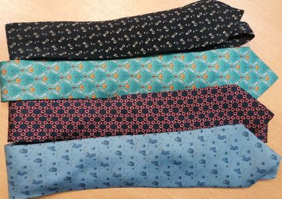 HERMES- Lot de 4 cravates en soie sur fonds...
