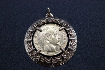 Pendentif en or jaune orné d'un 20F or Napoléon...