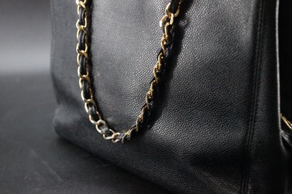 CHANEL- Sac à main en cuir noir grainé, marqué...