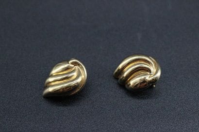 Paire de clips d'oreilles en or jaune stylisant...