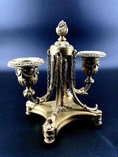 Paire de bougeoirs en bronze à 2 bras de...