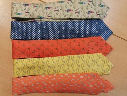 HERMES- Lot de 5 cravates en soie dont motifs...