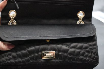 CHANEL- Sac de soirée 2.55 en satin noir...